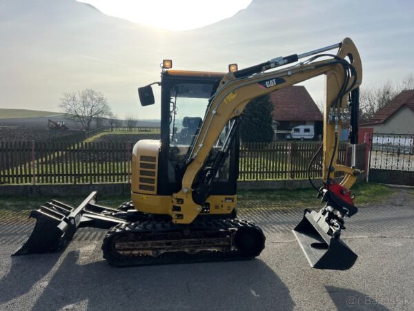 Mini-pelle Caterpillar 302.7D CR avec 3 godets – Image 11