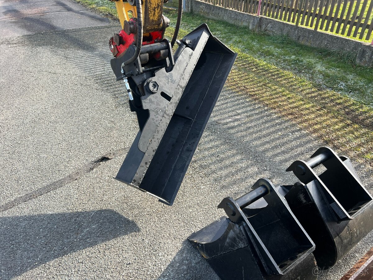 Mini-pelle Caterpillar 302.7D CR avec 3 godets – Image 12