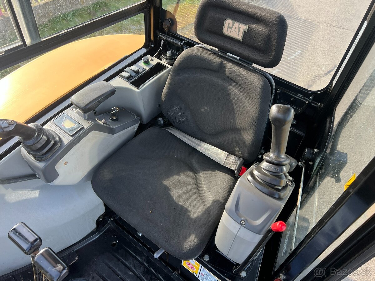 Mini-pelle Caterpillar 302.7D CR avec 3 godets – Image 18