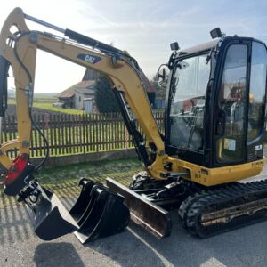 Mini-pelle Caterpillar 302.7D CR avec 3 godets