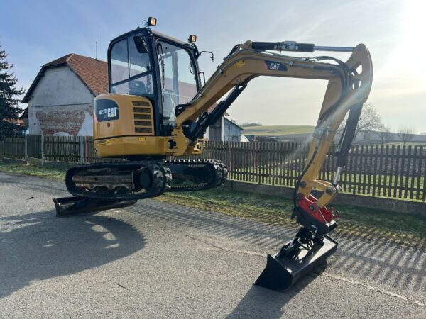 Mini-pelle Caterpillar 302.7D CR avec 3 godets – Image 9