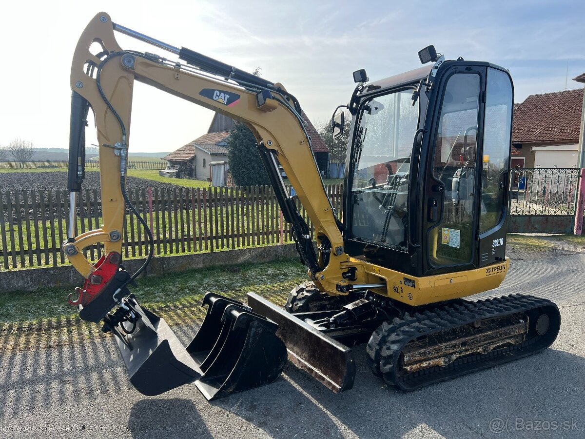 Mini-pelle Caterpillar 302.7D CR avec 3 godets