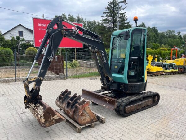 Mini pelle Yanmar VIO 25-4 avec 3 godets