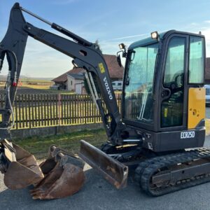 Mini pelle Volvo ECR25D + 3 godets