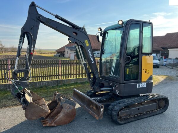 Mini pelle Volvo ECR25D + 3 godets