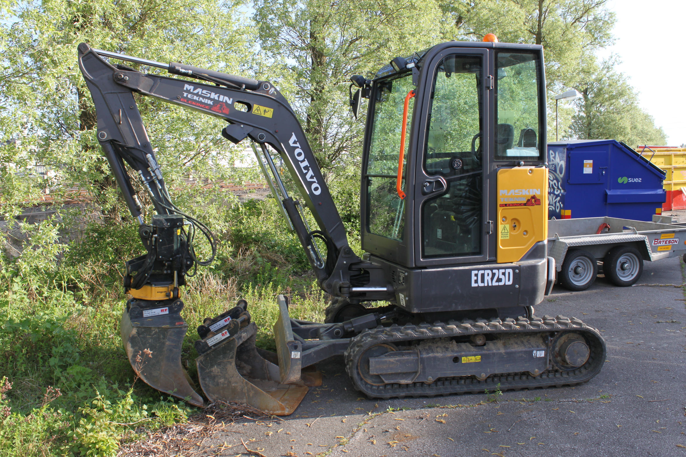 Mini pelle Volvo ECR 25D avec Engcon et remorque – Image 10