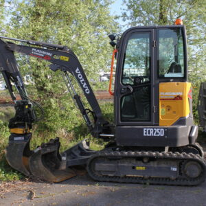 Mini pelle Volvo ECR 25D avec Engcon et remorque