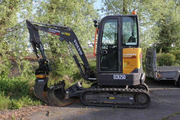 Mini pelle Volvo ECR 25D  avec Engcon et remorque