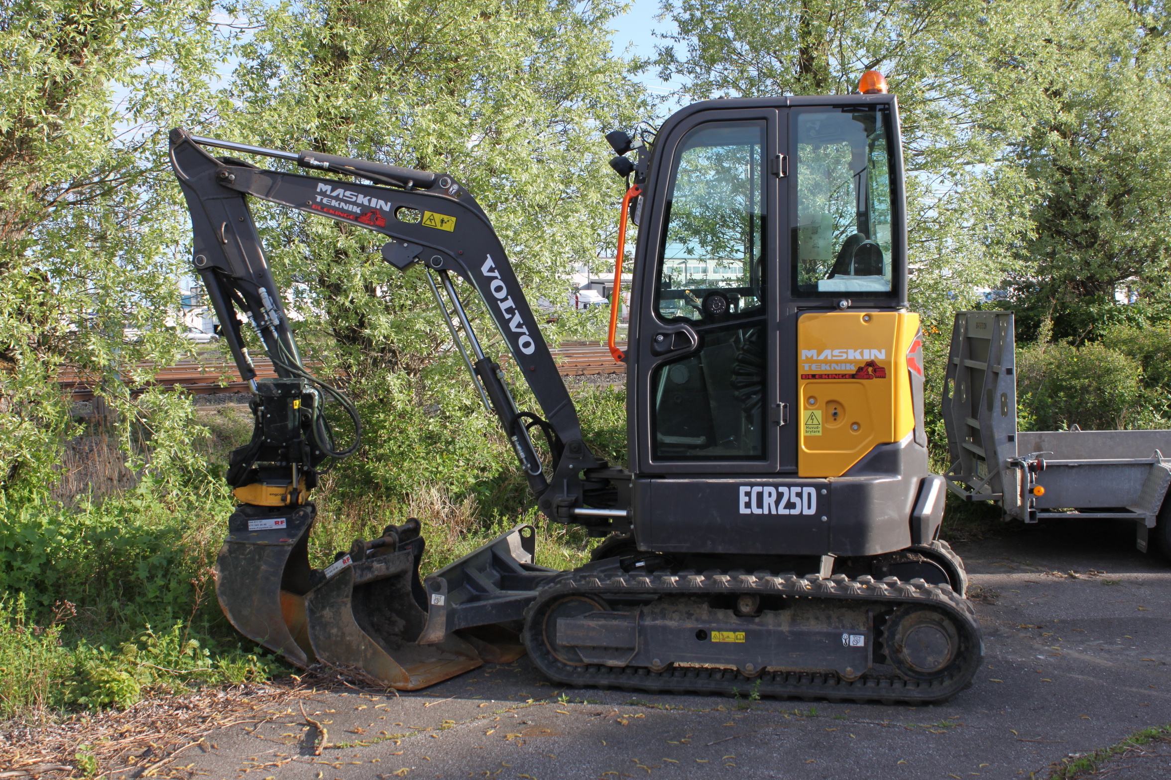 Mini pelle Volvo ECR 25D avec Engcon et remorque