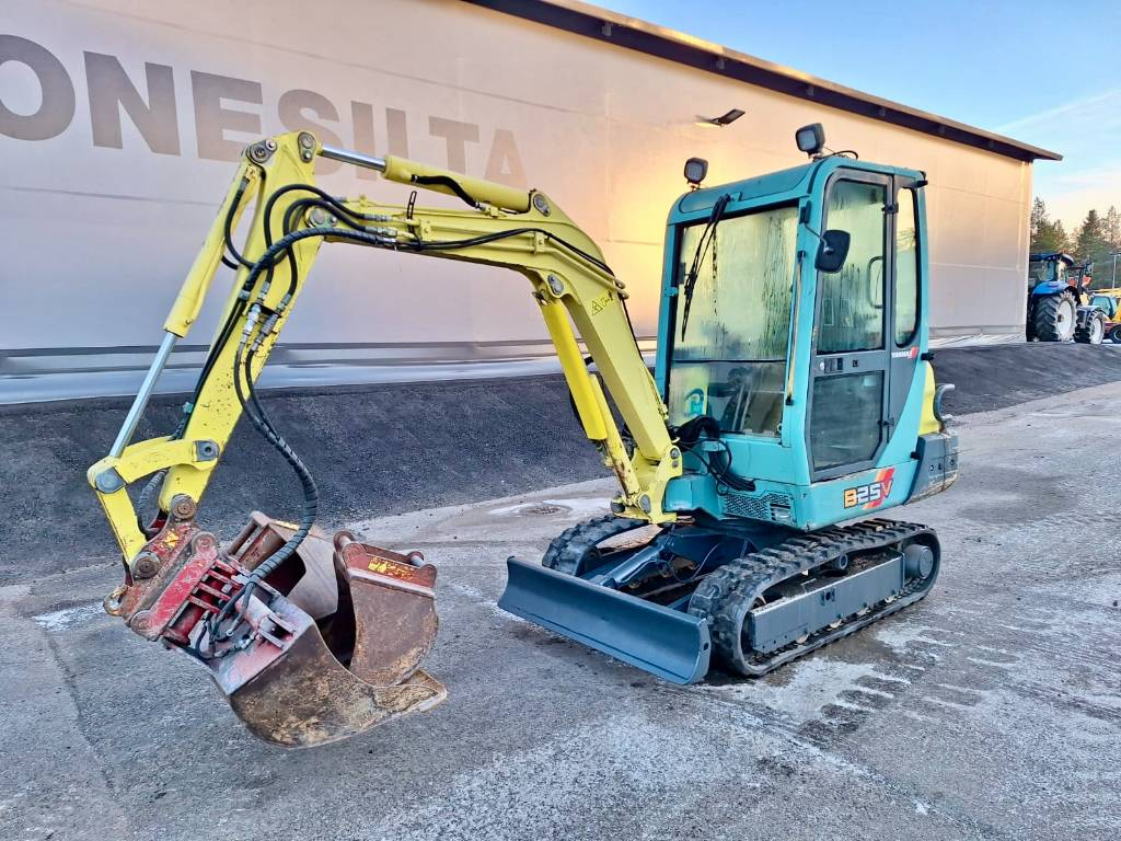 Mini pelle Yanmar B25V + 3 godets