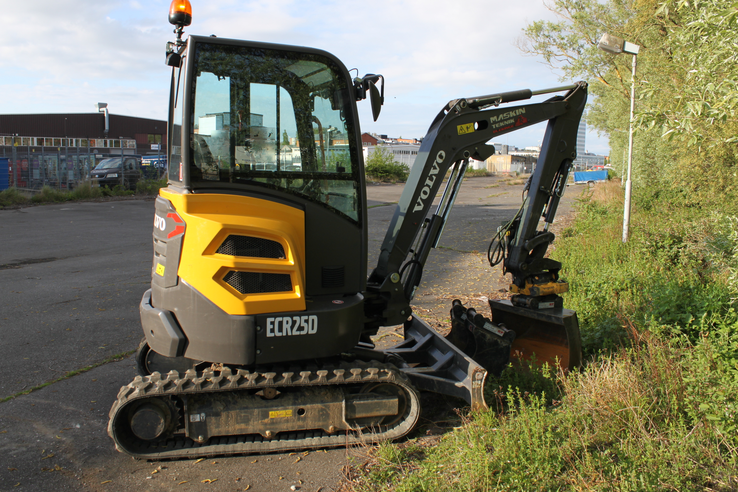 Mini pelle Volvo ECR 25D avec Engcon et remorque – Image 13