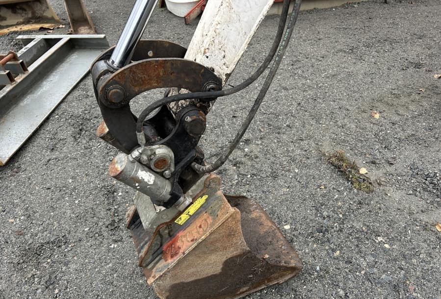 Mini pelle Bobcat E16 avec 4 godets – Image 5