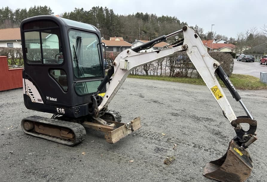 Mini pelle Bobcat E16 avec 4 godets – Image 6