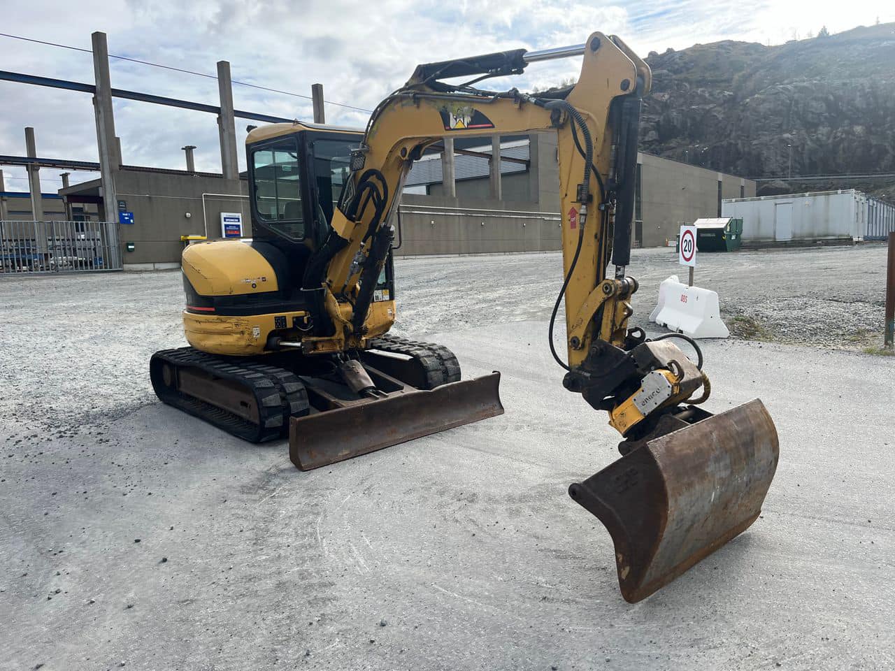 Mini pelle Caterpillar 304CR avec rotortilt et 3 godets – Image 2