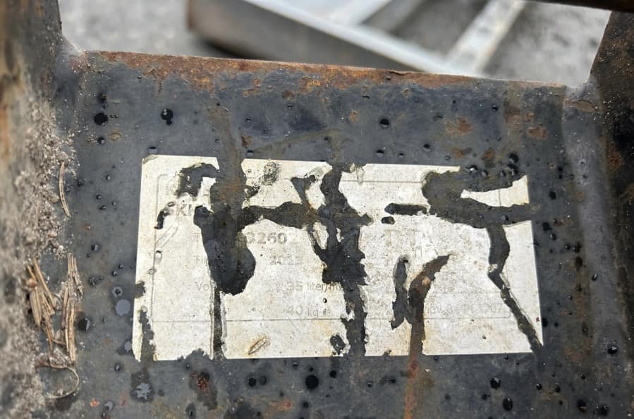 Mini pelle Bobcat E16 avec 4 godets – Image 10