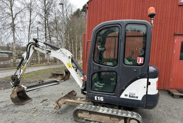 Mini pelle Bobcat E16 avec 3 godets