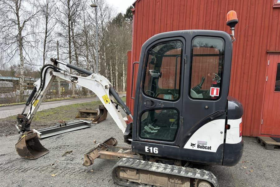 Mini pelle Bobcat E16 avec 4 godets