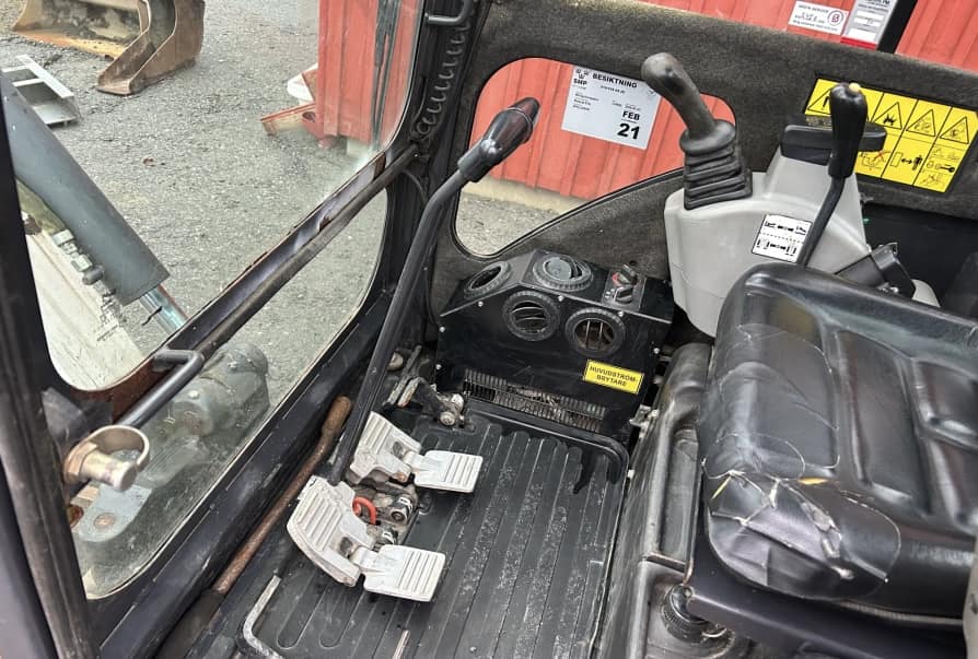 Mini pelle Bobcat E16 avec 4 godets – Image 14