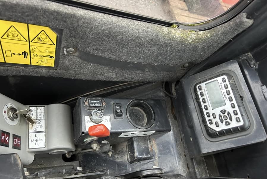 Mini pelle Bobcat E16 avec 4 godets – Image 16