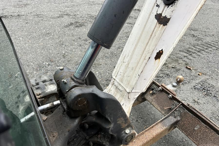 Mini pelle Bobcat E16 avec 4 godets – Image 19