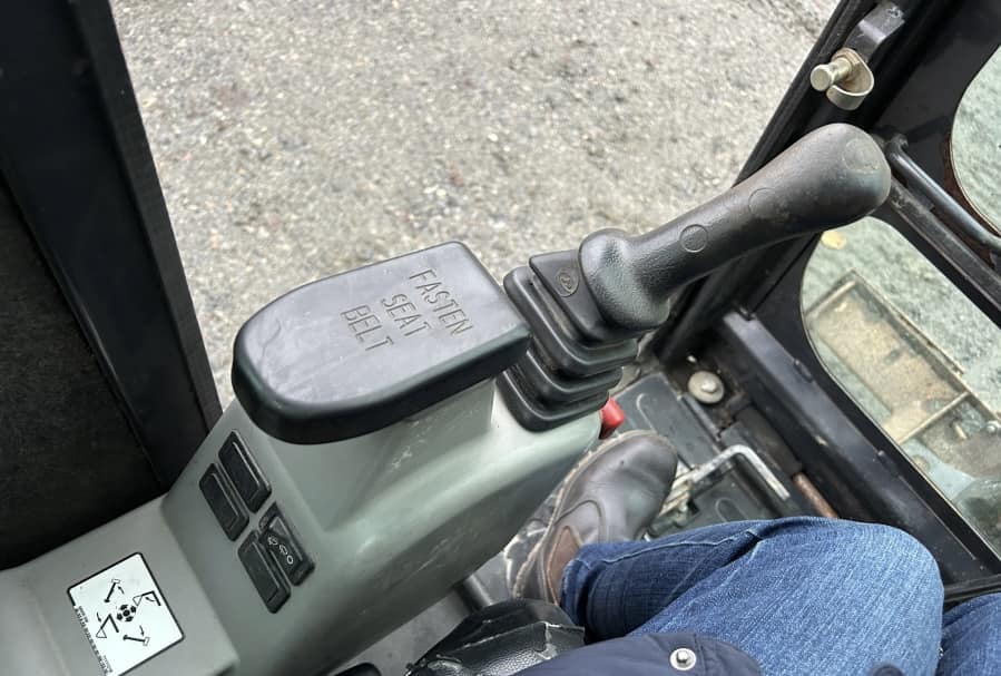 Mini pelle Bobcat E16 avec 4 godets – Image 26