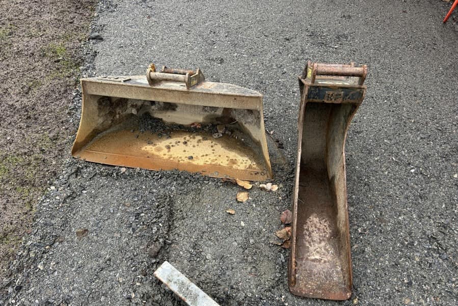 Mini pelle Bobcat E16 avec 4 godets – Image 37