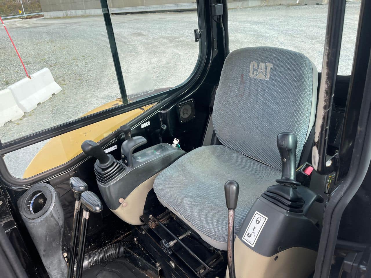 Mini pelle Caterpillar 304CR avec rotortilt et 3 godets – Image 4