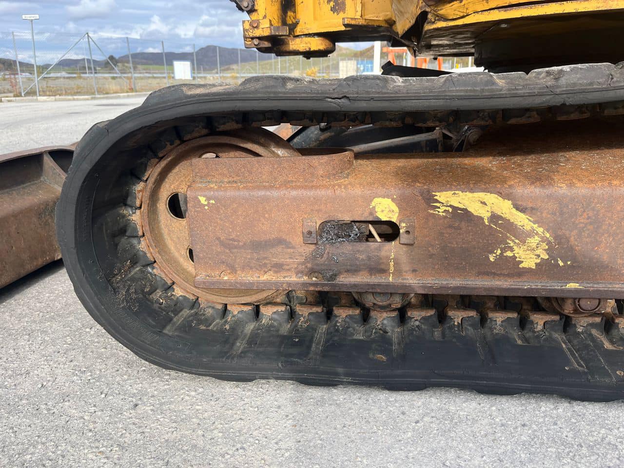 Mini pelle Caterpillar 304CR avec rotortilt et 3 godets – Image 7