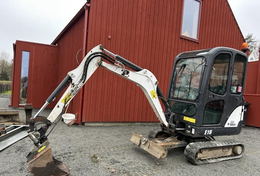 Mini pelle Bobcat E16 avec 4 godets – Image 38