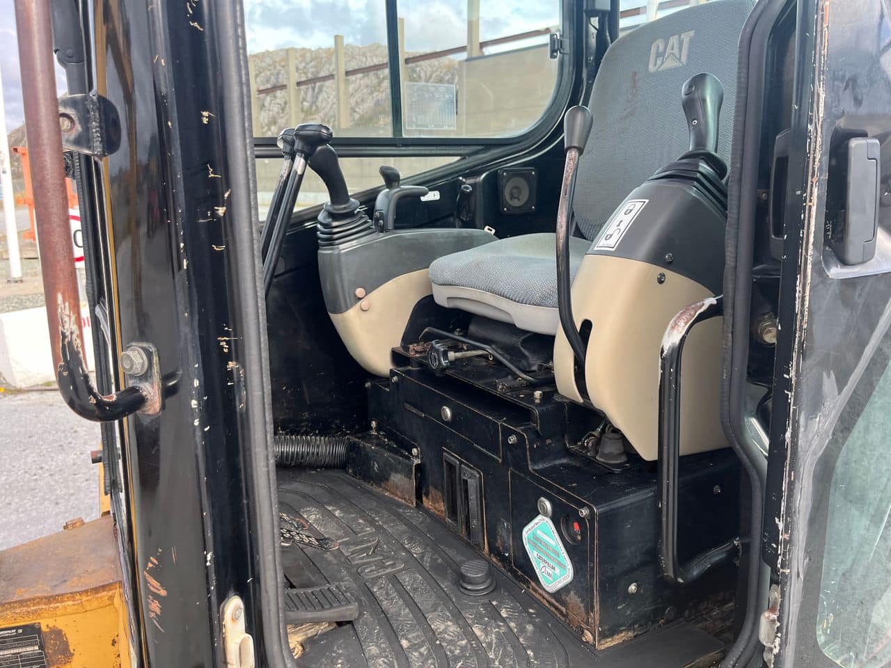 Mini pelle Caterpillar 304CR avec rotortilt et 3 godets – Image 8