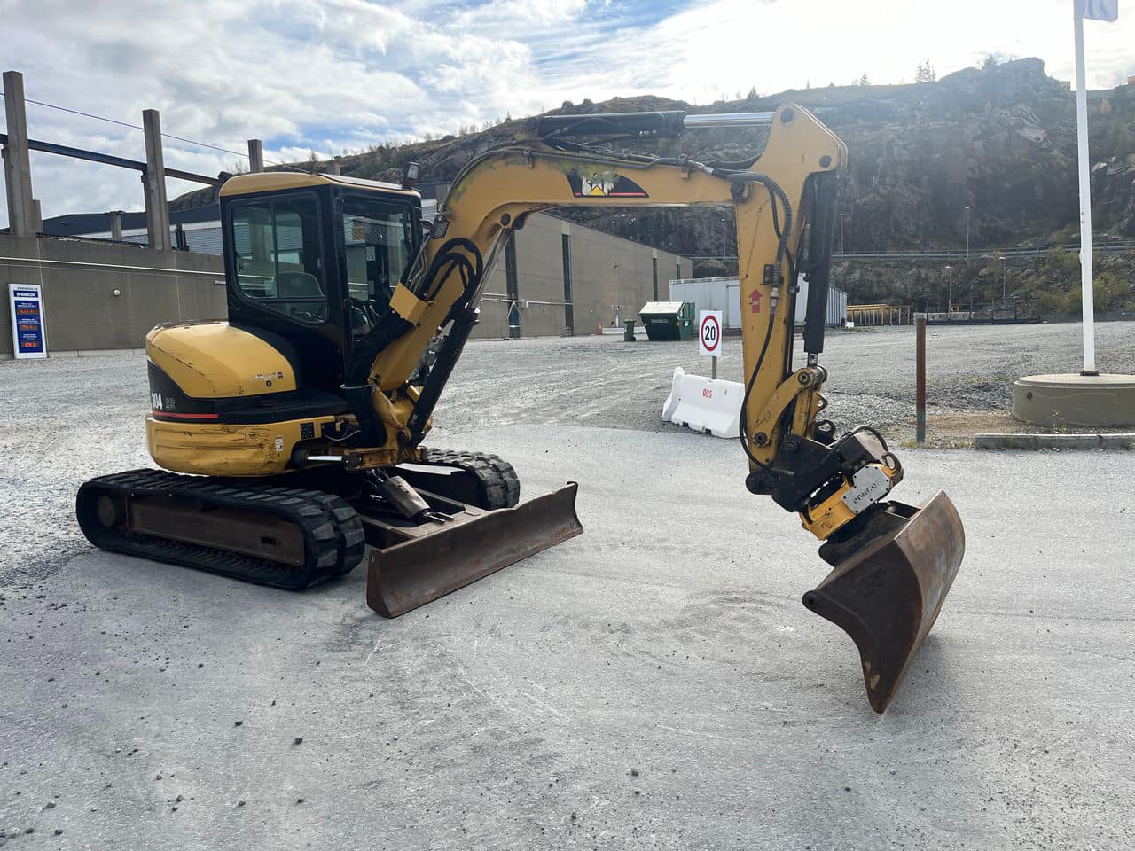 Mini pelle Caterpillar 304CR avec rotortilt et 3 godets – Image 9