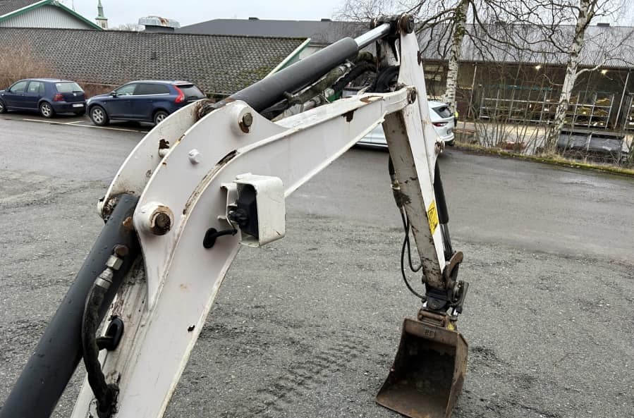 Mini pelle Bobcat E16 avec 4 godets – Image 46