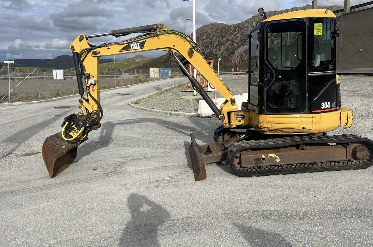 Mini pelle Caterpillar 304CR avec rotortilt et 3 godets – Image 11
