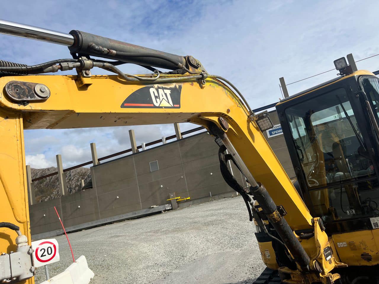 Mini pelle Caterpillar 304CR avec rotortilt et 3 godets – Image 12