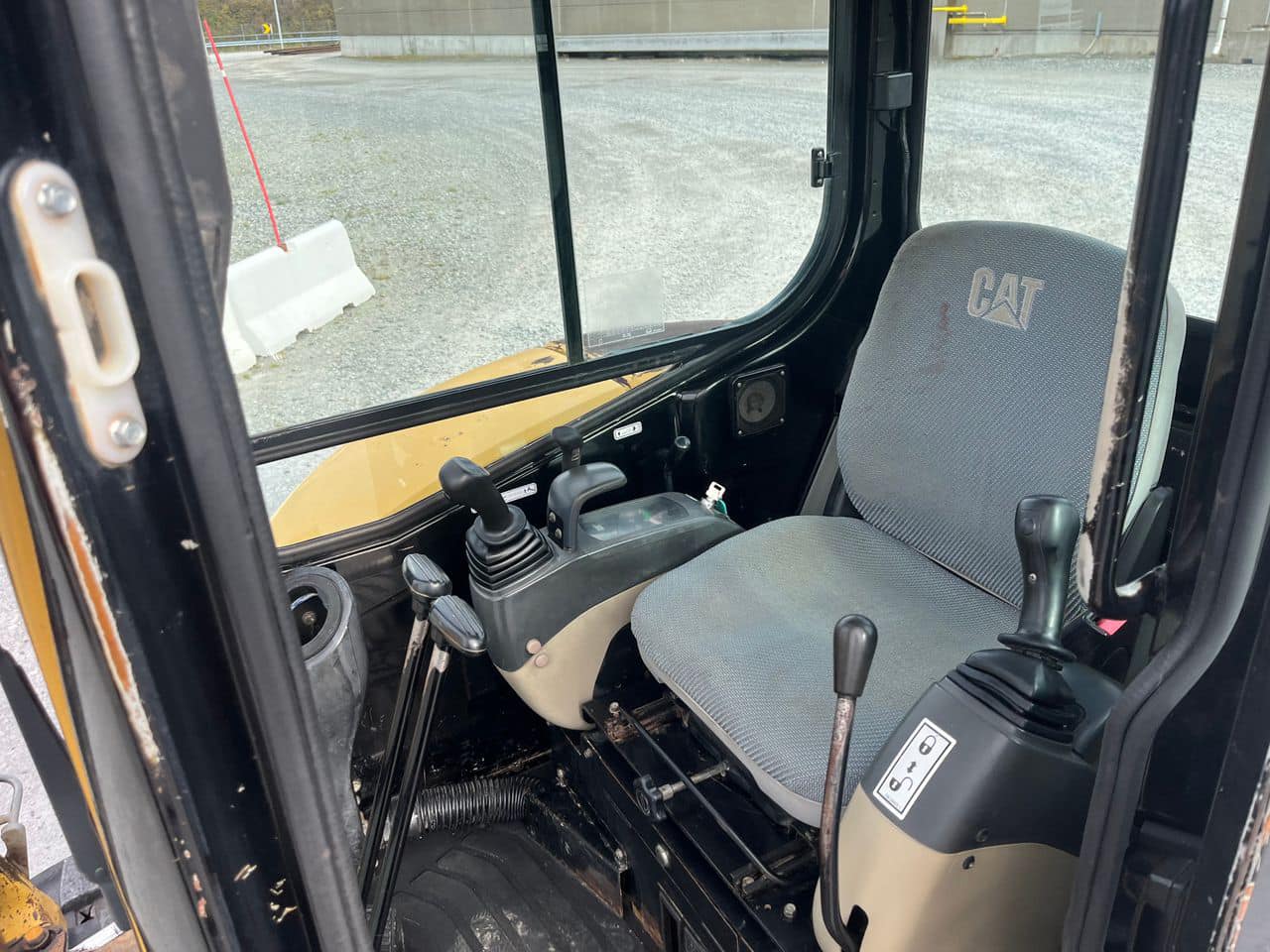 Mini pelle Caterpillar 304CR avec rotortilt et 3 godets – Image 13