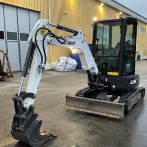 Mini pelle Bobcat E26 avec 3 godets