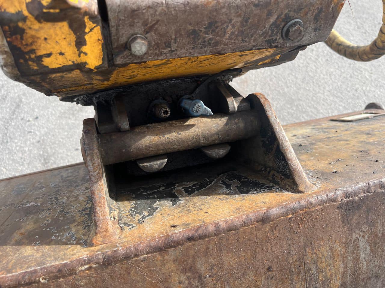 Mini pelle Caterpillar 304CR avec rotortilt et 3 godets – Image 16