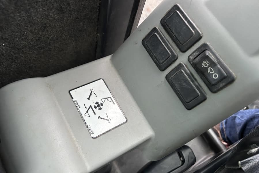 Mini pelle Bobcat E16 avec 4 godets – Image 50