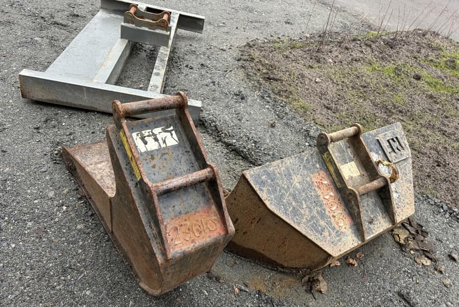 Mini pelle Bobcat E16 avec 4 godets – Image 51