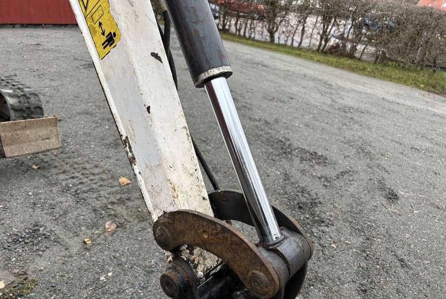 Mini pelle Bobcat E16 avec 4 godets – Image 52