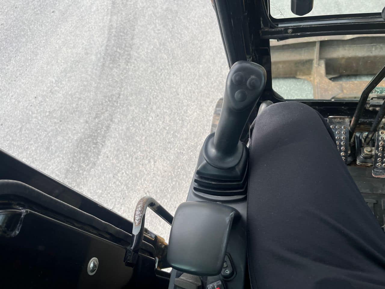 Mini pelle Caterpillar 304CR avec rotortilt et 3 godets – Image 19