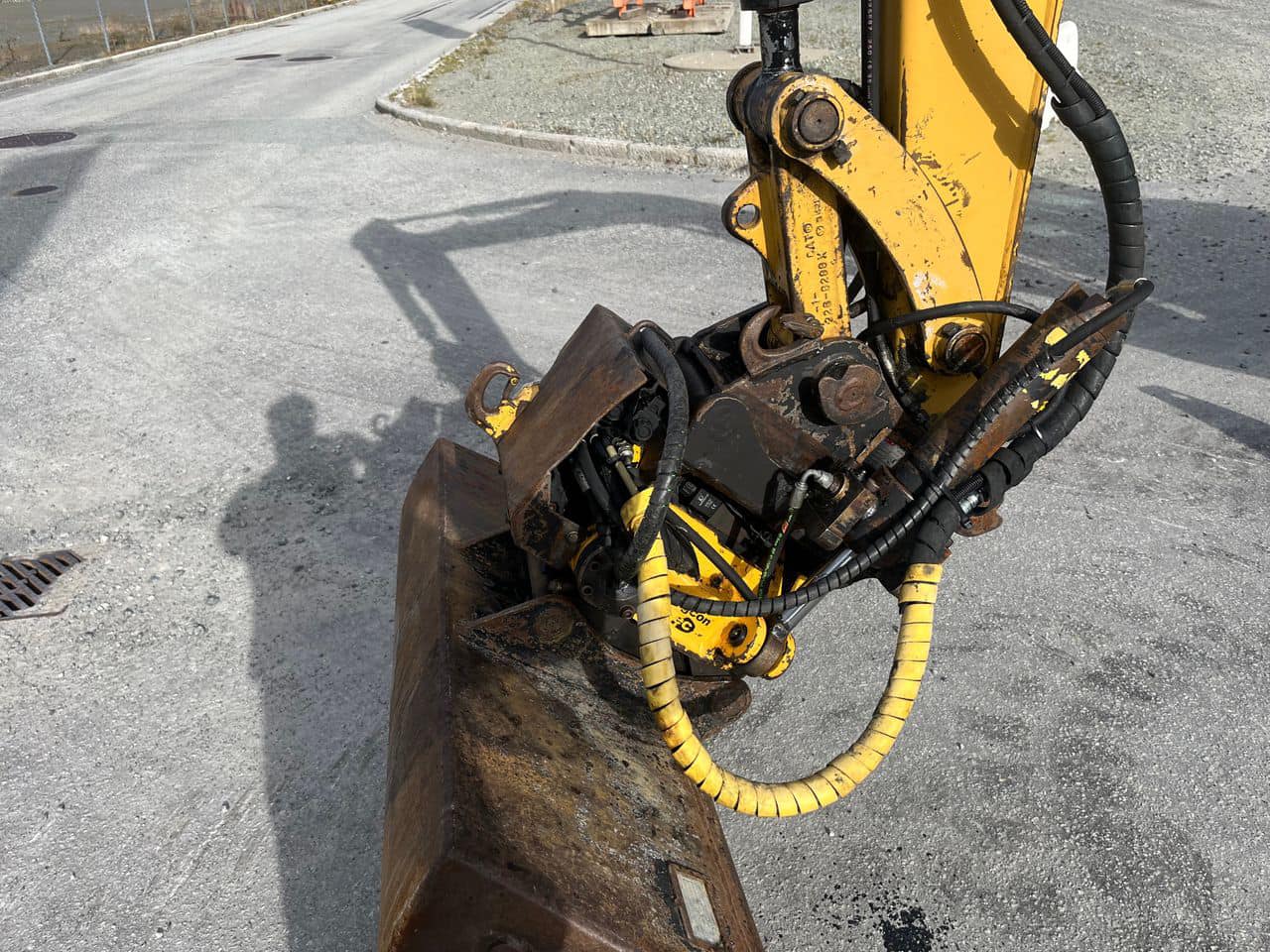 Mini pelle Caterpillar 304CR avec rotortilt et 3 godets – Image 31