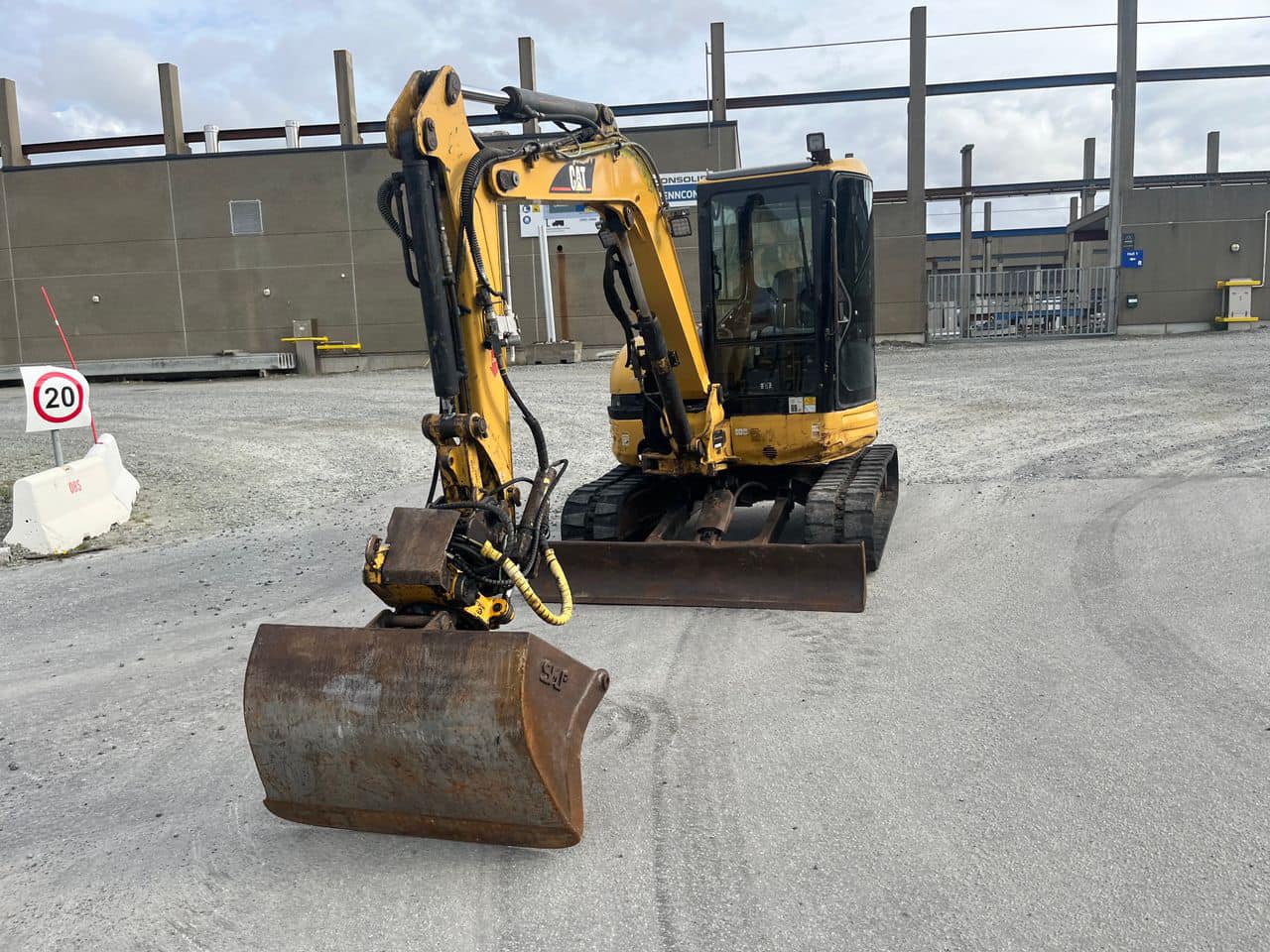 Mini pelle Caterpillar 304CR avec rotortilt et 3 godets – Image 35