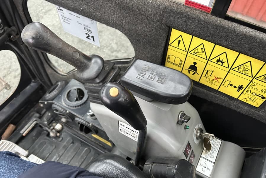 Mini pelle Bobcat E16 avec 4 godets – Image 54