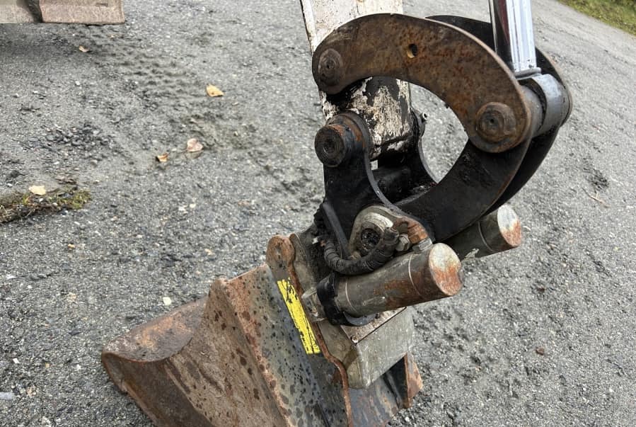 Mini pelle Bobcat E16 avec 4 godets – Image 55