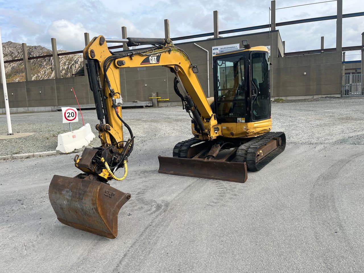 Mini pelle Caterpillar 304CR avec rotortilt et 3 godets – Image 41
