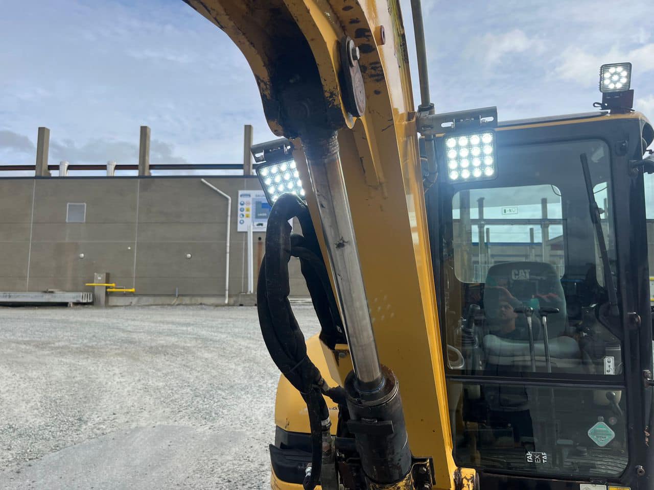 Mini pelle Caterpillar 304CR avec rotortilt et 3 godets – Image 42