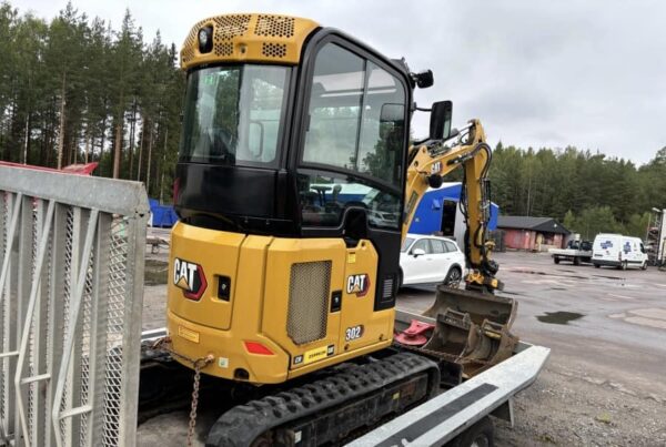 Mini pelle CAT 302CR avec engcon et remorque – Image 2