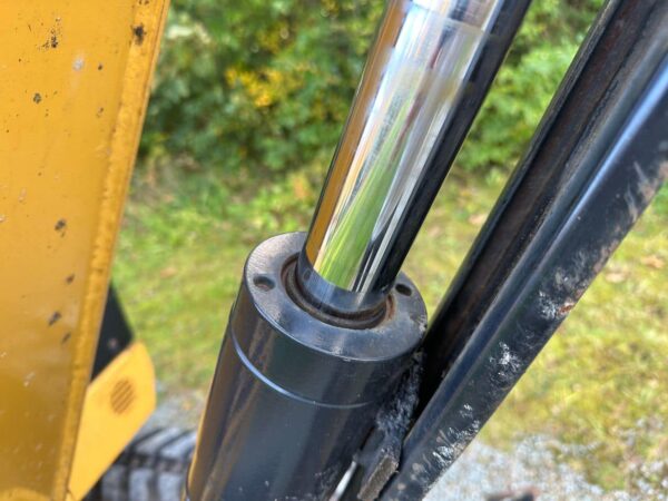 Mini-pelle Caterpillar 302.5C avec 3 godets – Image 2