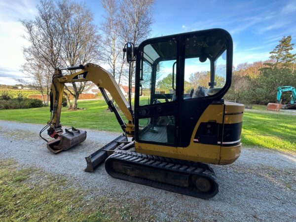 Mini-pelle Caterpillar 302.5C avec 3 godets – Image 3